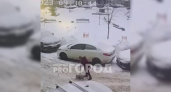 В Чебоксарах глыба льда рухнула недалеко от женщины, разбив иномарку