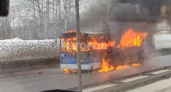 В Чебоксарах на дороге полыхает троллейбус