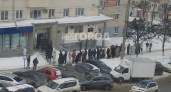 Чебоксарцы выстроились в очередь около цветочного магазина, чтобы купить тюльпаны