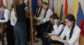 Шемуршинские школьники плетут маскировочные сети для бойцов СВО
