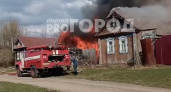 В чувашской деревне сгорел жилой дом вместе с сухой травой в огороде
