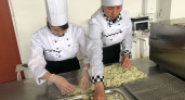 Чувашские студенты делают заготовки солдатского супа для участников СВО
