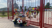 В память об утонувших девочках в Шихазанах несут игрушки и цветы