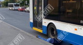 В Чебоксарах мужчина упал прямо под колесо отъезжающего троллейбуса