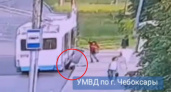 Вскинул руки и опрокинулся под троллейбус: появилось видео ДТП в Чебоксарах