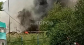 В Чебоксарах рядом с жилыми домами горит свалка