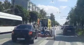 В Чебоксарах "Лада" сбила девушку на пешеходном переходе: "Живая, от боли кричала"
