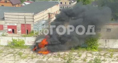 В Чебоксарах во дворе дома полыхает вагончик