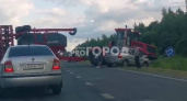 В Красноармейском районе произошло ДТП трактора и кроссовера: дорога перекрыта