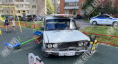 В Чебоксарах пьяный пенсионер сел за руль и разнес детскую площадку