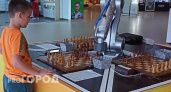 Робот в Чебоксарах играет в шахматы одновременно с тремя оппонентами