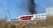 В Чебоксарах горит крыша строящегося здания