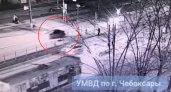 В Чебоксарах иномарка сбила ребенка, который перебегал дорогу на зеленый свет светофора
