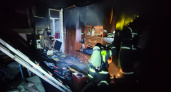 В Чебоксарах пожарные эвакуировали шестерых жильцов из горящего дома на улице Гузовского