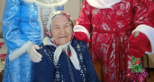 Дед Мороз и Снегурочка поздравили долгожительницу из Чувашии: воевала, получила три осколка в грудь