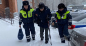 В Чебоксарах инспекторы ГИБДД помогли добраться до дома дедушке, замерзающему на улице