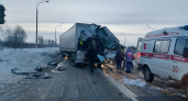 В Чувашии на М7 водитель грузовика врезался в стоячую фуру