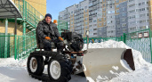 Житель Чувашии собрал мини-трактор из подручных запчастей и вышел на борьбу со снегом в своем дворе