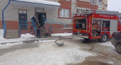 Детей и взрослых вывели из загоревшегося дома в Новочебоксарске: тушили больше часа