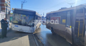 В Чебоксарах водитель автобуса въехал на остановку