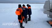 Чувашские спасатели выехали к острову, где рыбак провалился под лед