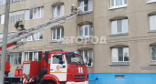 В Чебоксарах в многоквартирном доме горит квартира