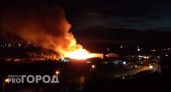 В Чебоксарах полыхает огонь на территории базы стройматериалов