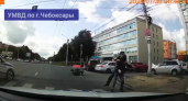 Инспекторы преградили дорогу бесправному мотоциклисту в Чебоксарах и уложили его на землю
