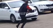 В Чебоксарах парень запрыгнул на легковушку, которая пыталась от него уехать
