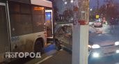 В Чебоксарах машина вылетела на остановку с людьми