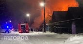 В Чебоксарах полыхает частный дом по улице Учительской