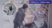 В Чебоксарах 36-летний мужчина украл две бутылки водки, угрожая продавцу "гранатой"