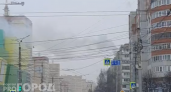 В Чебоксарах загорелся жилой дом: из квартиры на последнем этаже валит дым