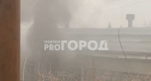 В Чебоксарах загорелся таксопарк: валит черный дым