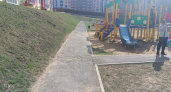 На детской площадке в Чебоксарах школьник катался на электросамокате и наехал на другого ребенка