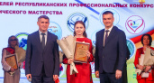 Николаев наградил "Учителя года Чувашии – 2025", которая ведет биологию и химию