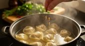 Не лаврушка и не укроп: Этот ингредиент в бульоне для пельменей создаст ресторанный вкус