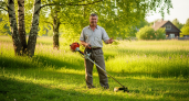И зачем так страдать, убери леску с триммера: дедушка из села показал, как просто косить траву и не тратиться на дорогую леску
