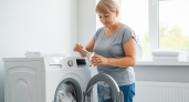 Стакан при стирке — и вещи кипельно-белые: опытная хозяйка добавляет в машинку вместе с порошком это недорогое средство