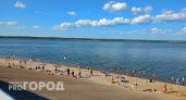 Чебоксарцы игнорируют запрет на купание на Московской набережной: заборы отодвигают, на таблички не смотрят
