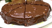 Просто смешиваю печенье с молоком: получается невероятный шоколадный торт за 20 минут