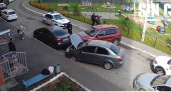 В Чебоксарах пьяный водитель протаранил припаркованные во дворе машины
