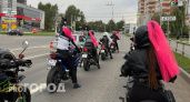 В Чебоксарах прошел мотодевичник: 13 девушек на мотоциклах проехали колонной по городу