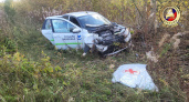 На трассе в Чувашии Lada "Службы здоровья" оказалась в кювете и опрокинулась