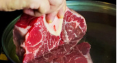 Бывшая повариха из советской столовой рассказала, в чем они замачивали мясо: становится нежным и мягким
