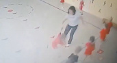 В Сети появилось видео из детского сада в Кугеси, где инструктор по физкультуре швыряет детей на занятиях