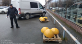 На улицах устанавливают новые парковочные ограждения: "Автолюбителям следует остерегаться"