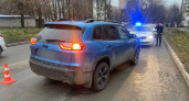 В Чебоксарах синий Jeep Cherokee сбил 15-летнюю девочку