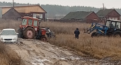 В одном из поселков Чувашии грунтовую дорогу размывает так, что люди и машины вязнут в грязи