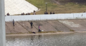 На берегу в центре Чебоксар обнаружили тело человека